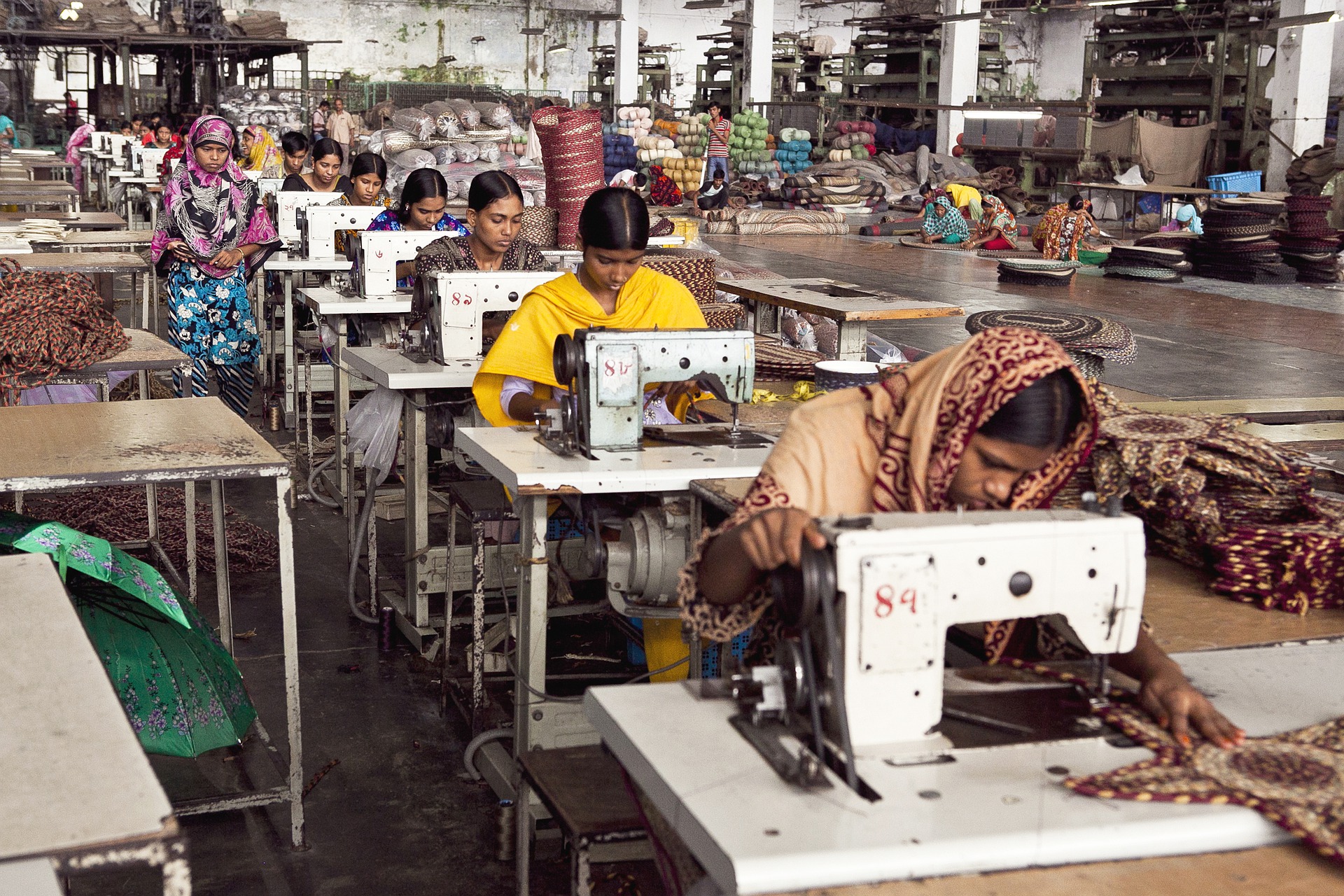 Näherinnen in Bangladesch (https://pixabay.com/de/photos/frauen-arbeitskr%c3%a4fte-n%c3%a4hen-fabrik-5973744/)